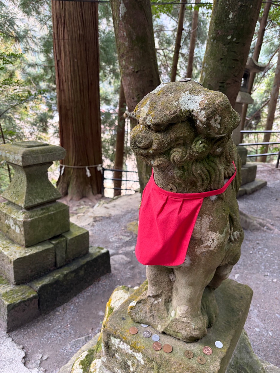 金持神社の赤い前掛けの狛犬