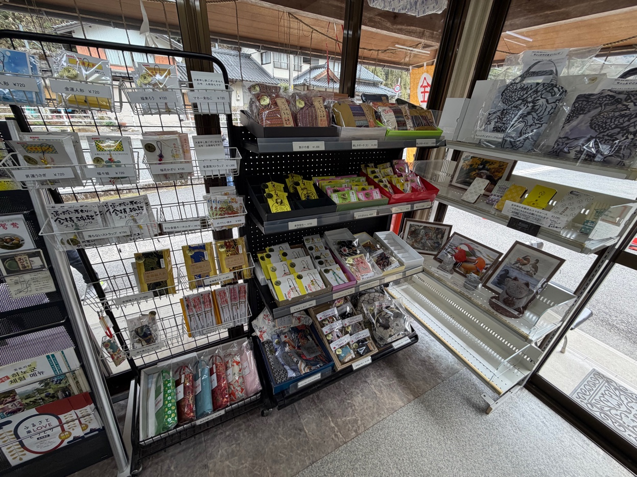 金持神社札所のストラップや金運グッズ