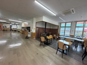 金持テラスひののフードコーナーと休憩スペース