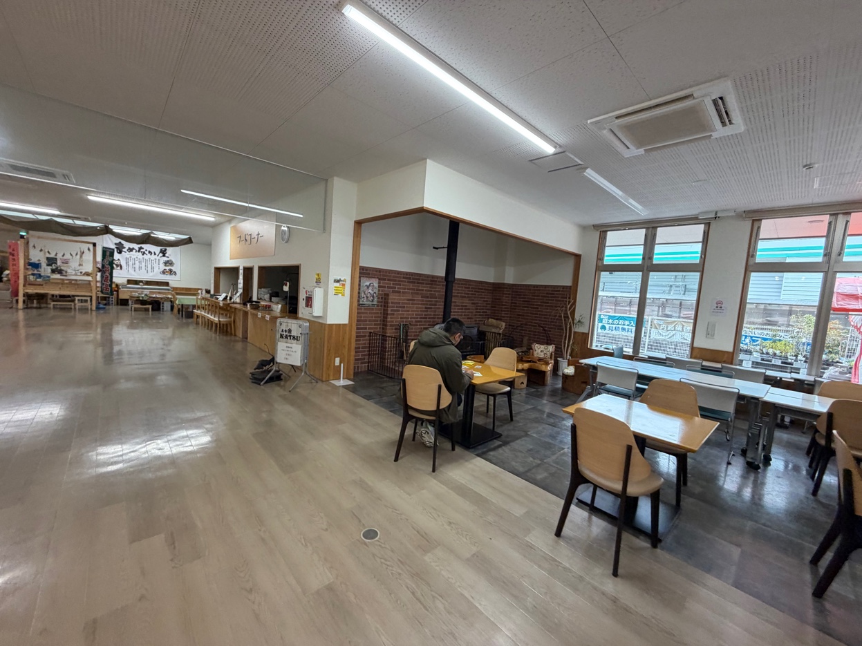 金持テラスひののフードコーナーと休憩スペース