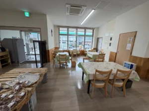 金持テラスひのの休憩スペースと地元野菜