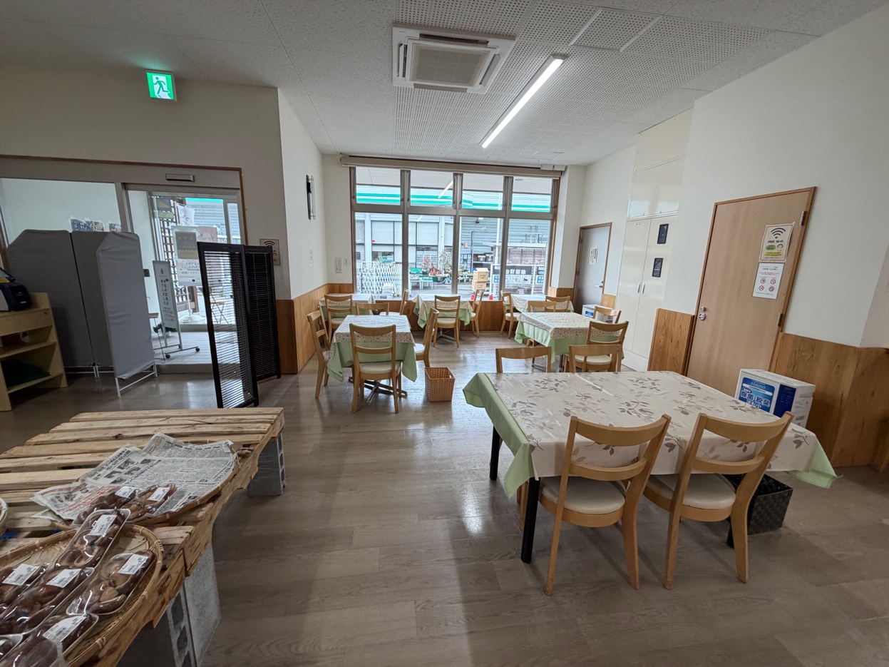 金持テラスひのの休憩スペースと地元野菜