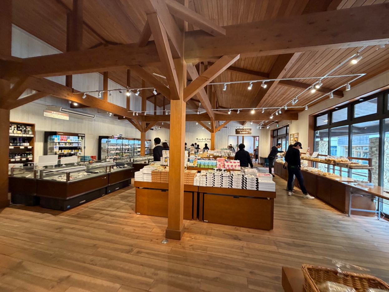 大山参道市場の館内全景