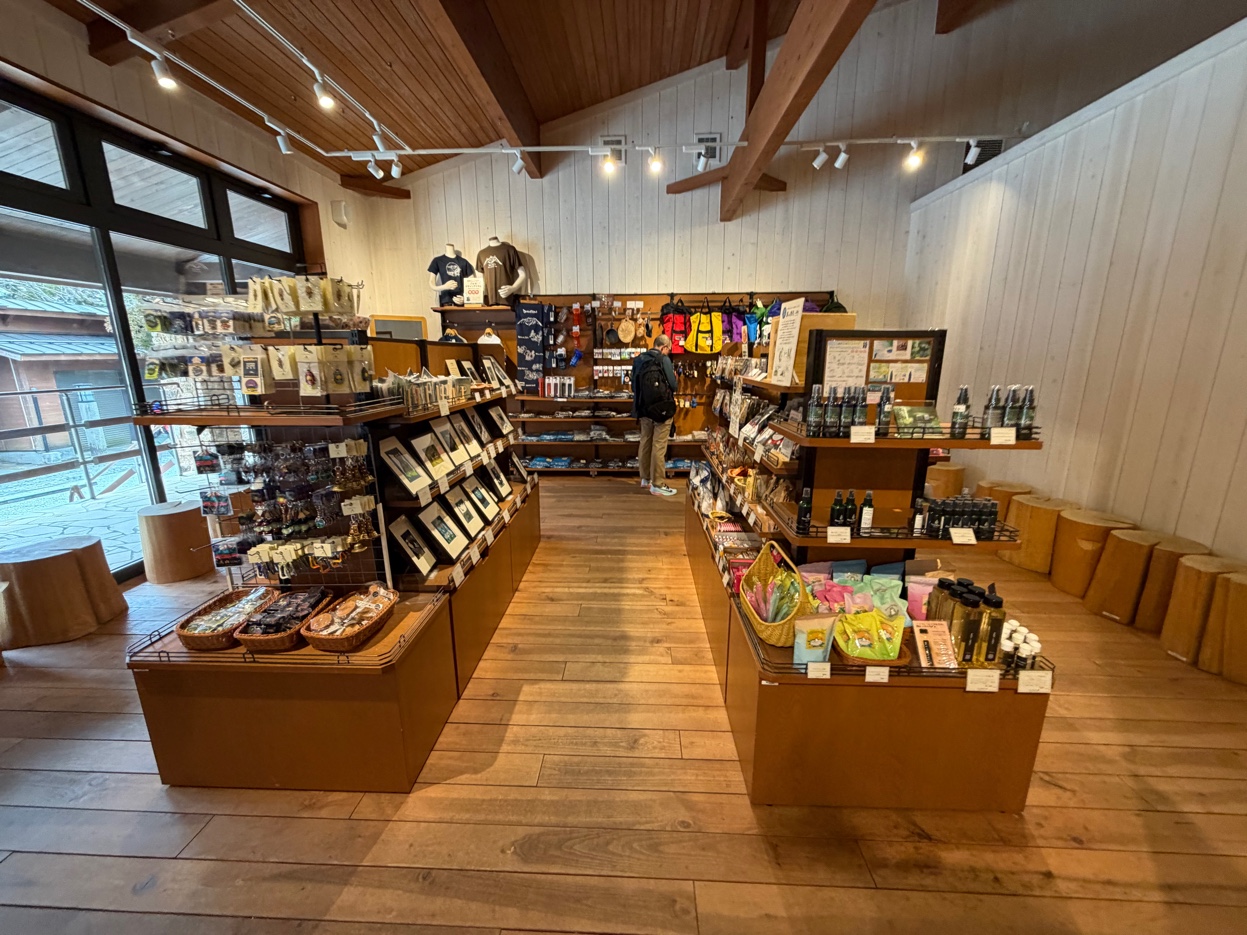 大山参道市場のお土産・雑貨コーナー