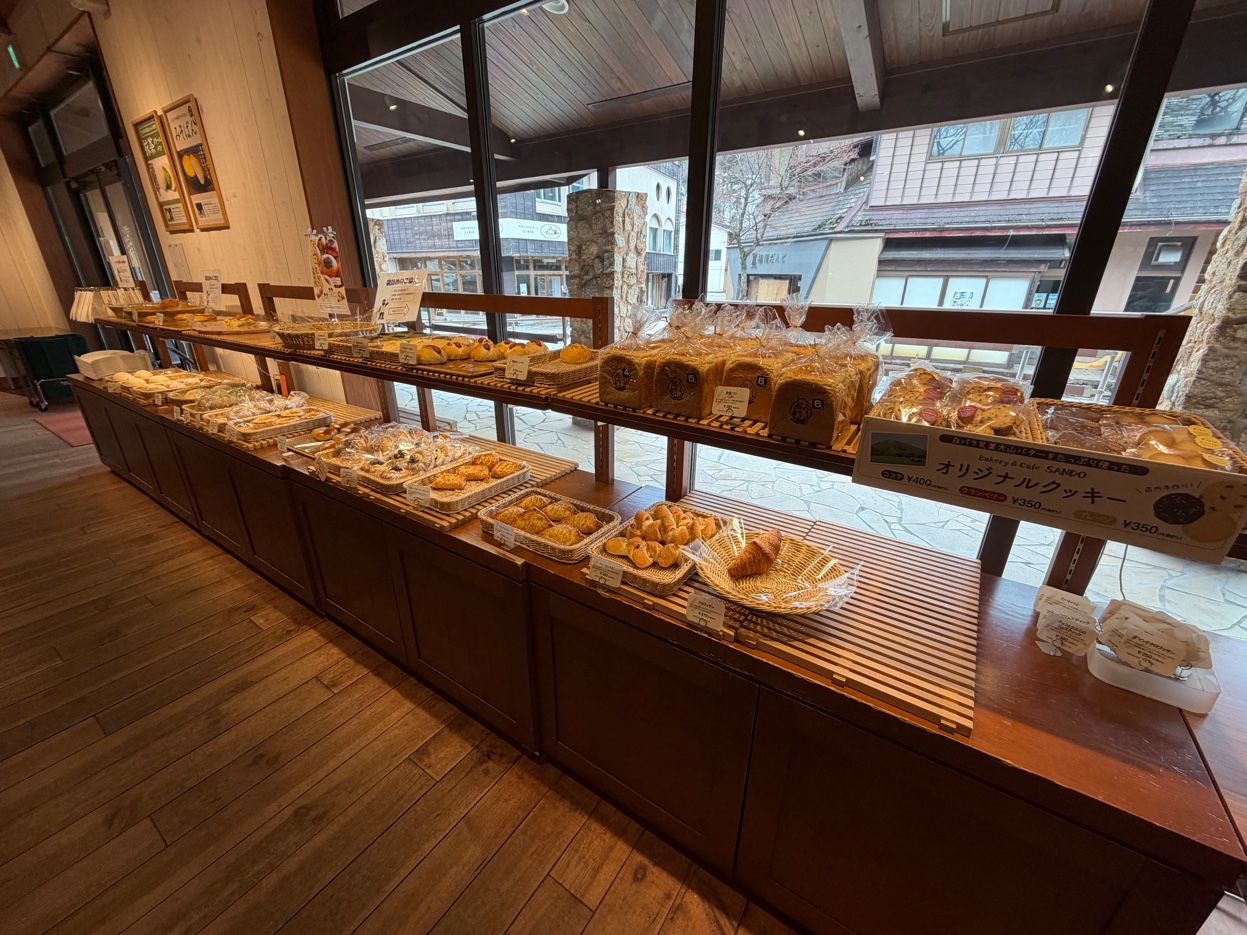 ベーカリーカフェSANDOの焼き立てパンコーナー