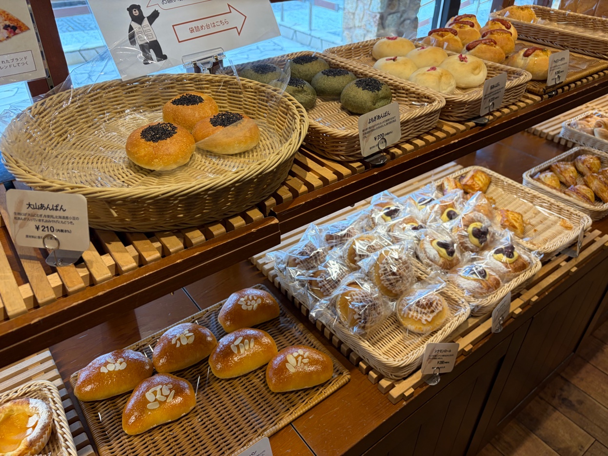 ベーカリーカフェSANDOの大山あんぱんとパン各種