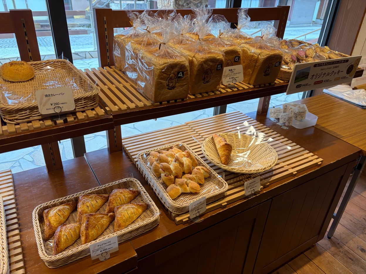 ベーカリーカフェSANDOの食パンとアップルパイ