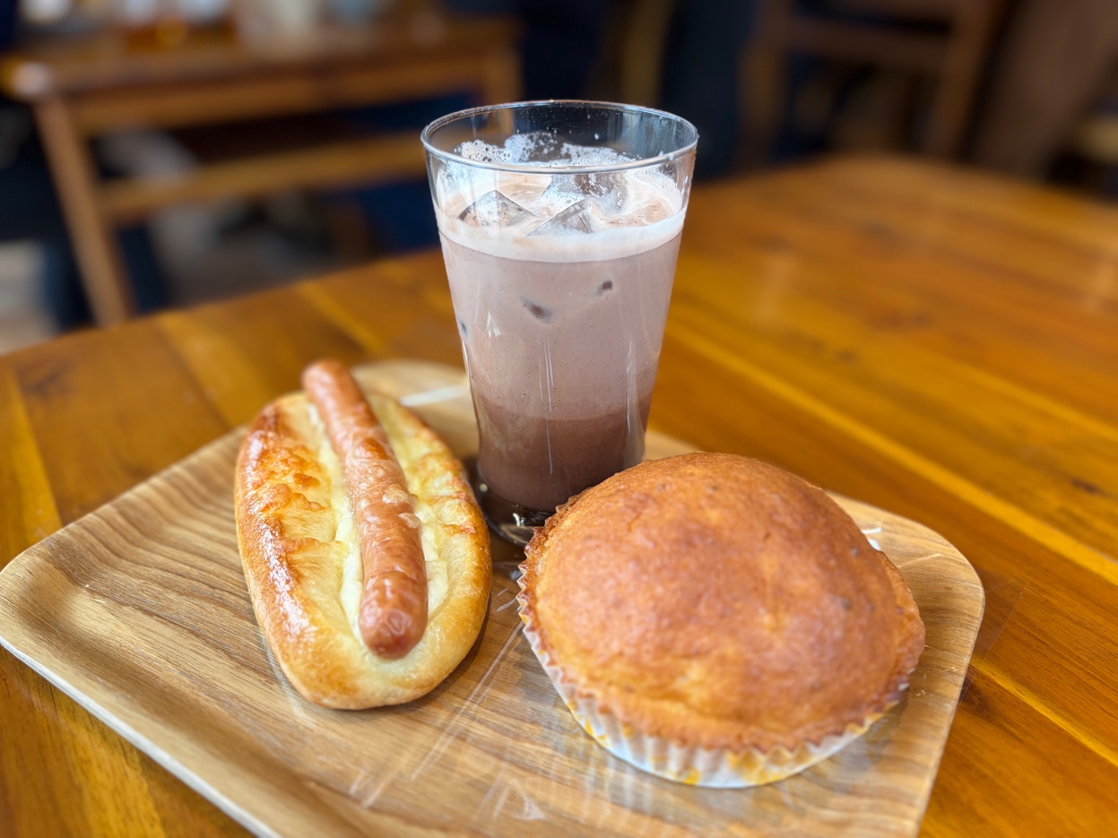 ベーカリーカフェSANDOのソーセージパンとみそパンとココア