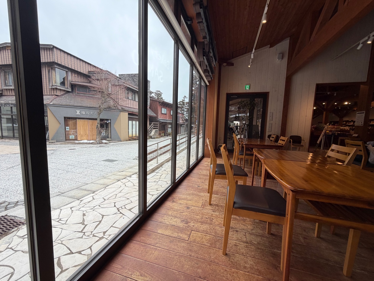ベーカリーカフェSANDOの窓際席からの眺め