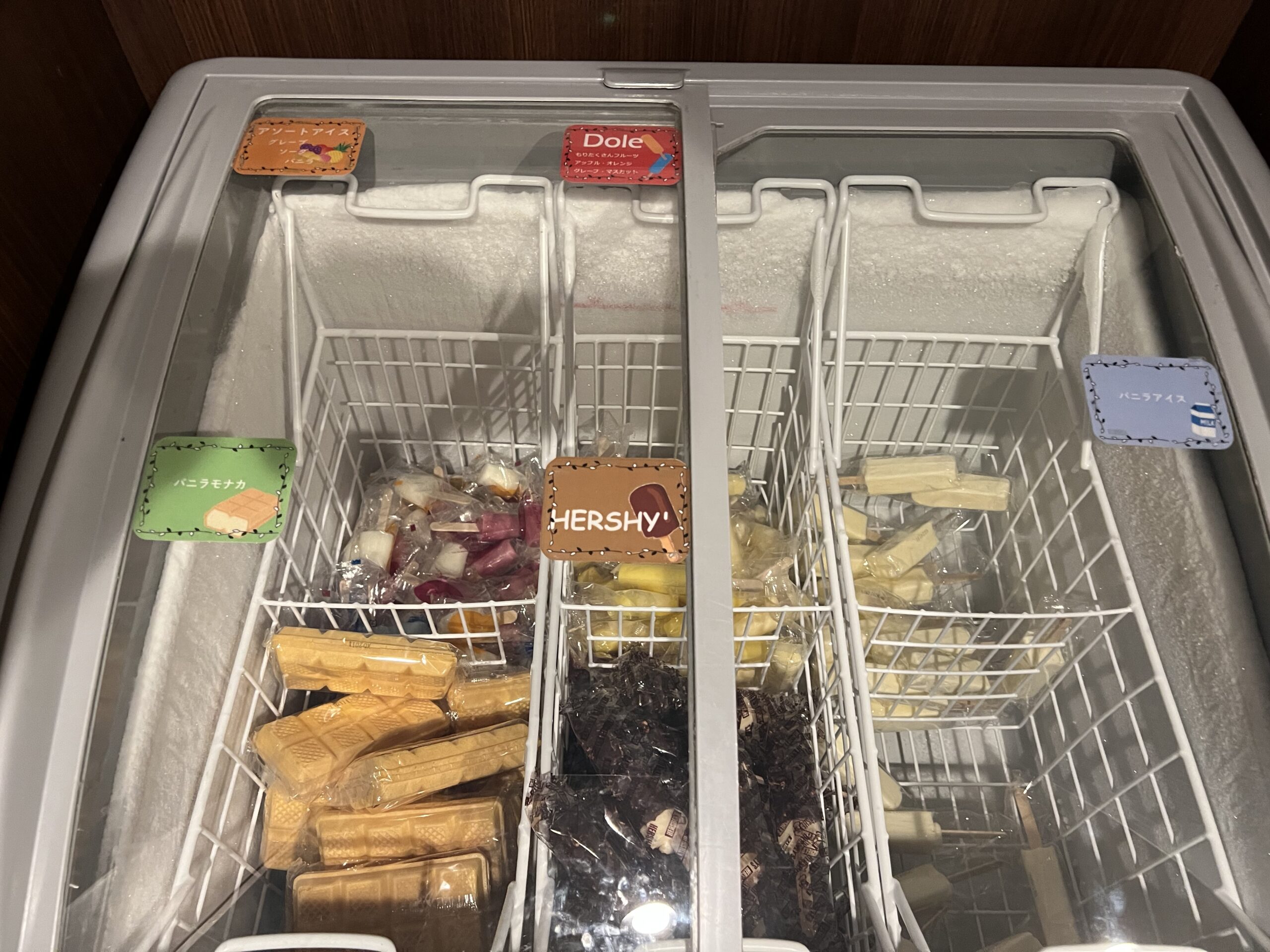 ドーミーイン神戸元町 客室のミニバー・お菓子