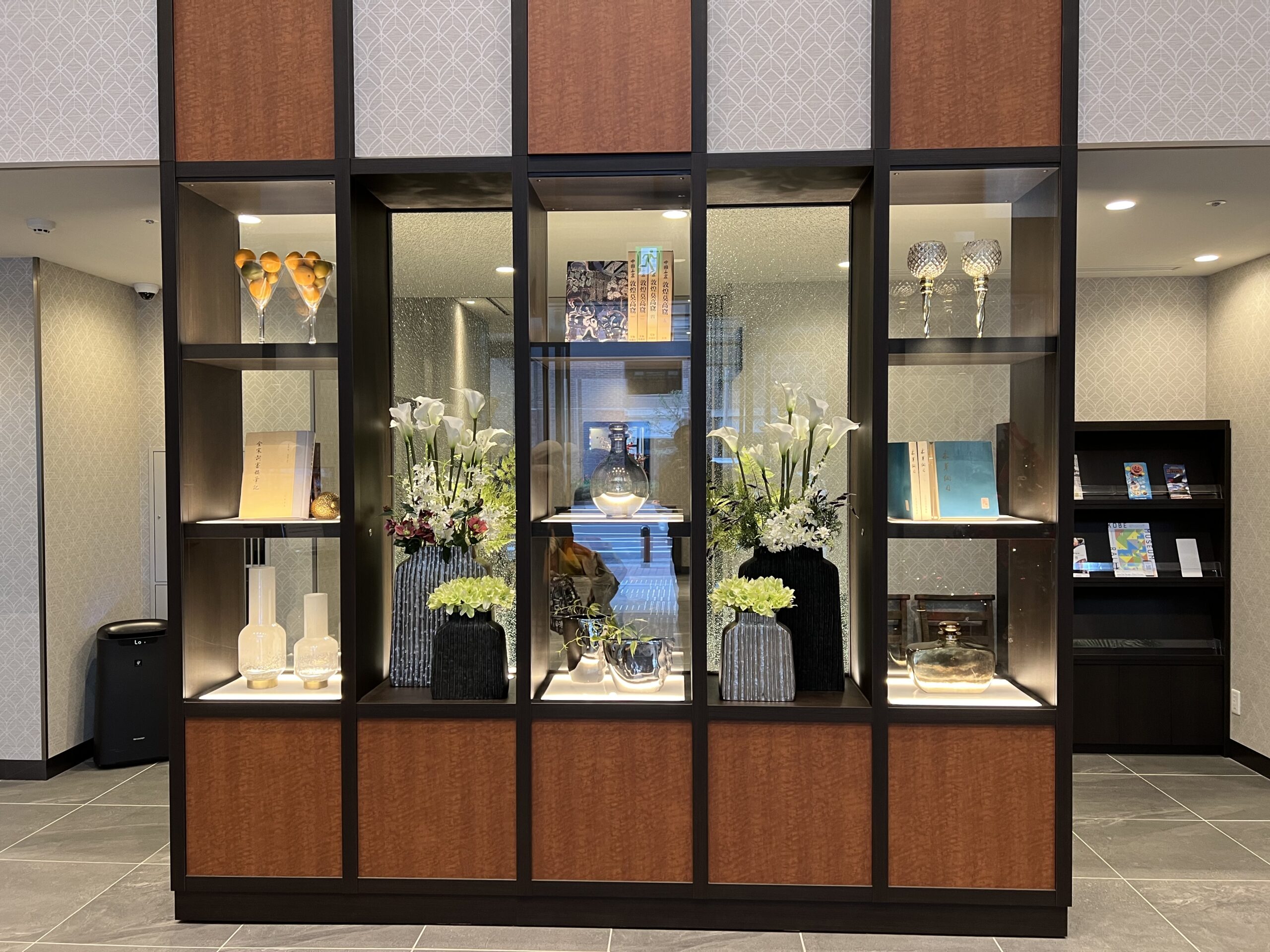 ドーミーイン神戸元町 ロビーの飾り棚