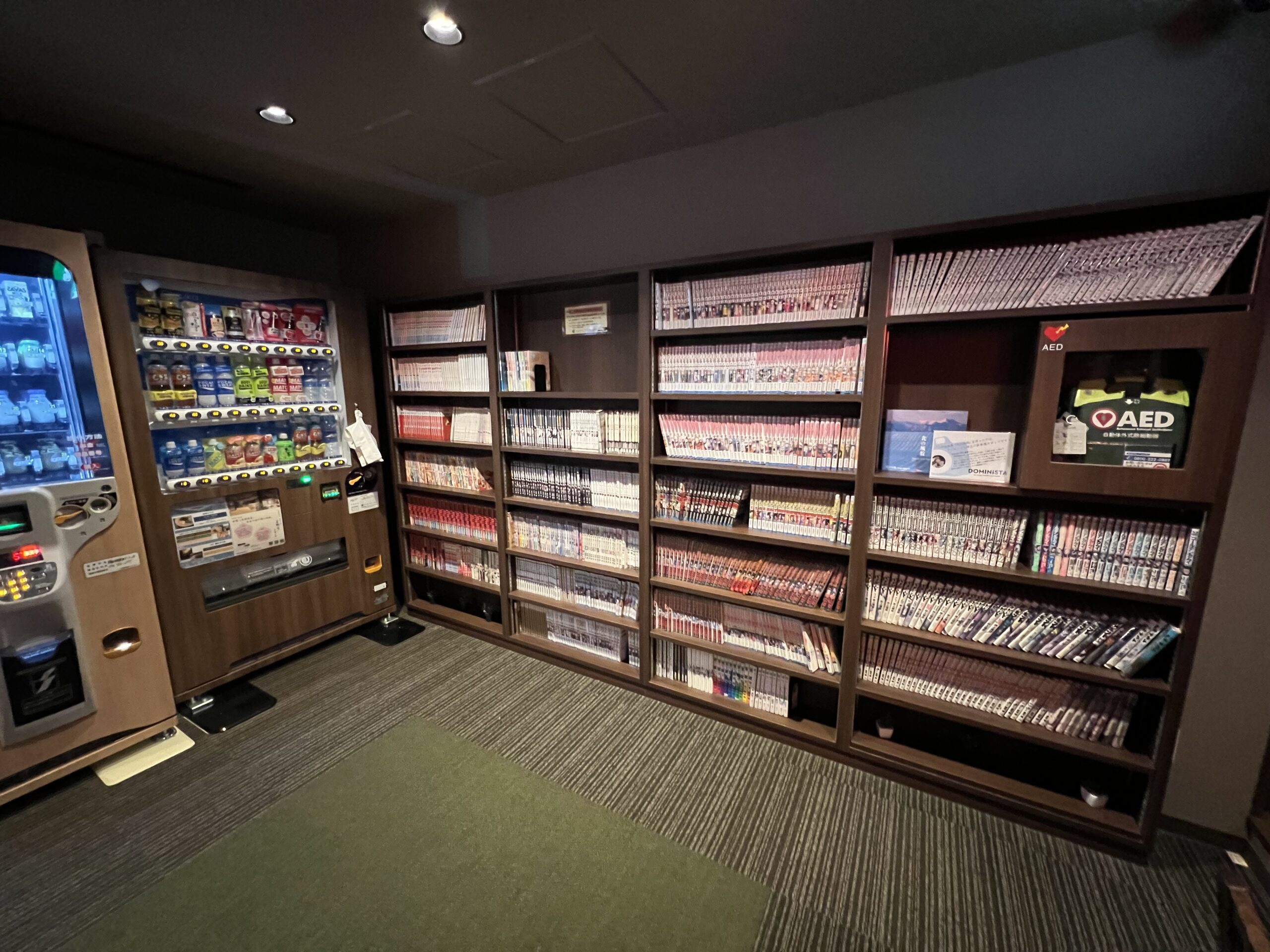 ドーミーイン神戸元町 漫画コーナーと自動販売機