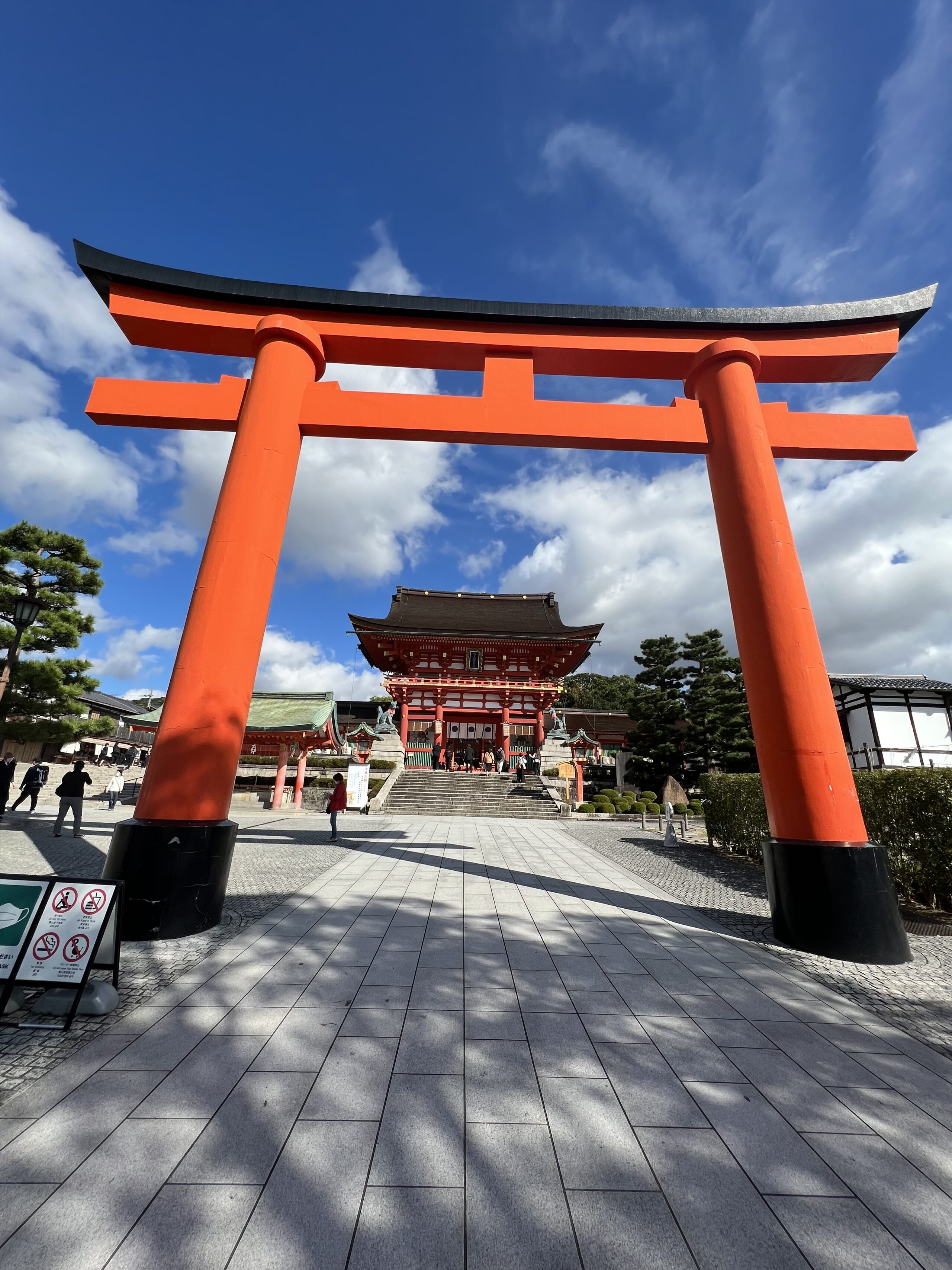 伏見稲荷大社の鳥居と本殿