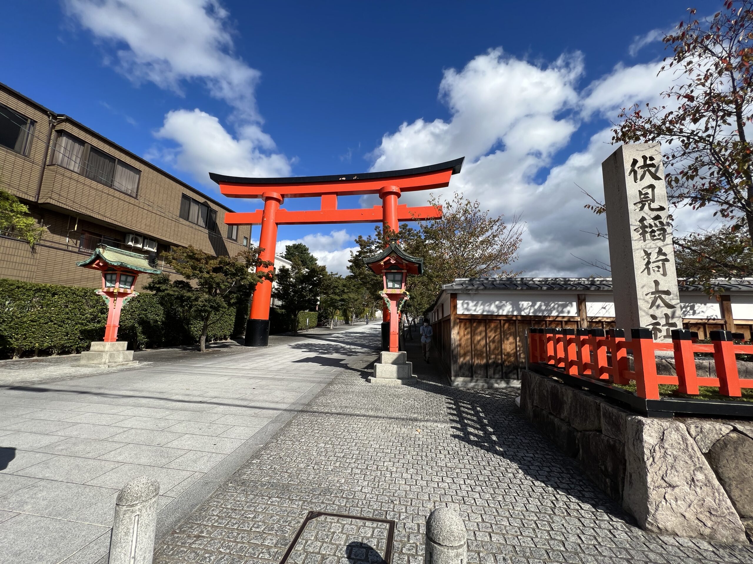 伏見稲荷大社の鳥居と社号標