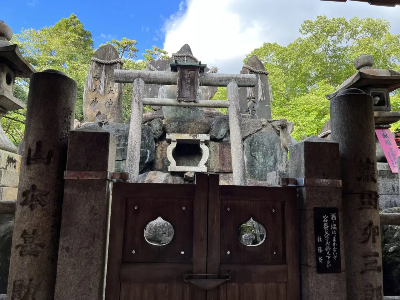 伏見稲荷大社・山頂エリアの石鳥居