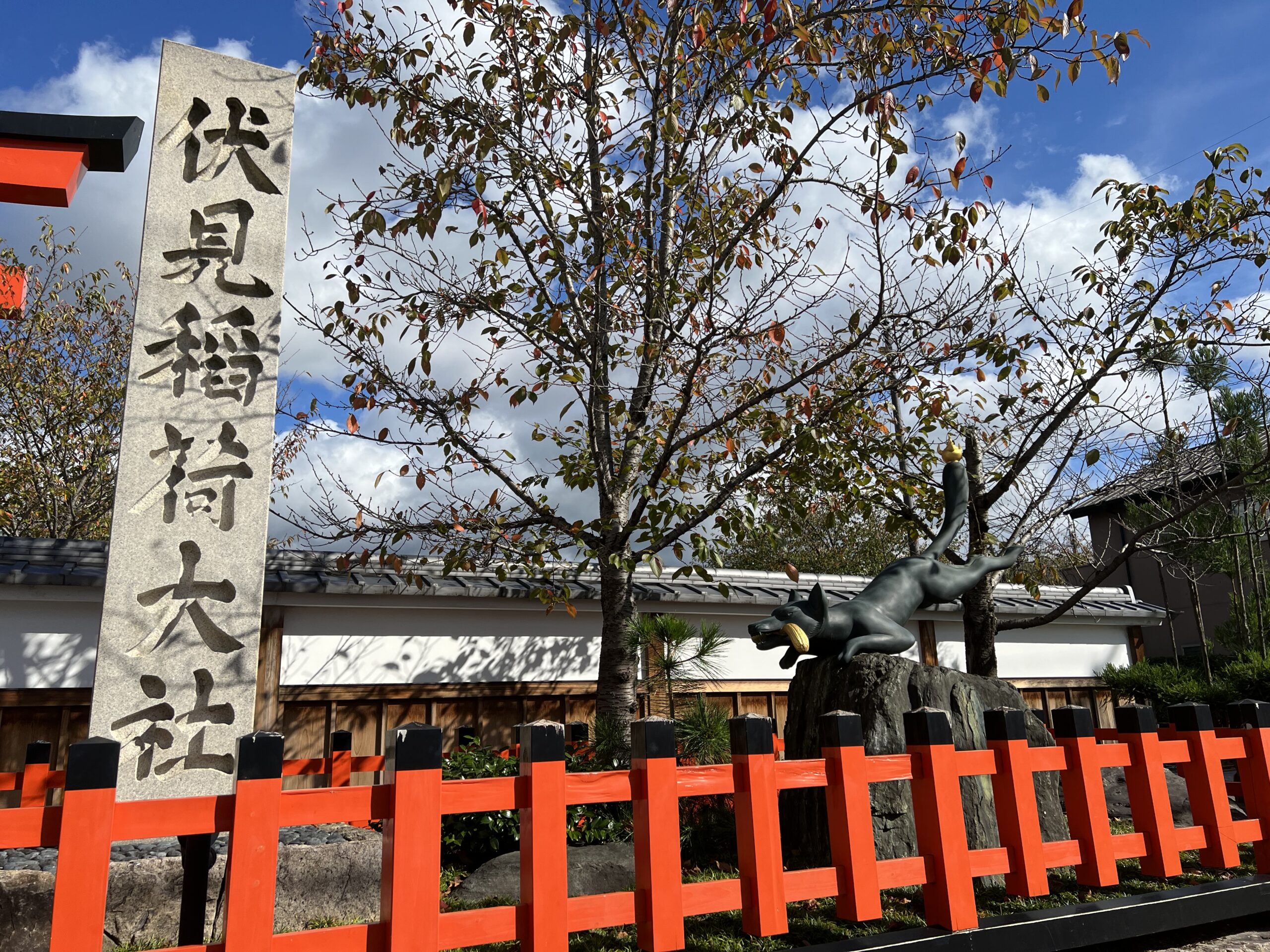 伏見稲荷大社の社号標