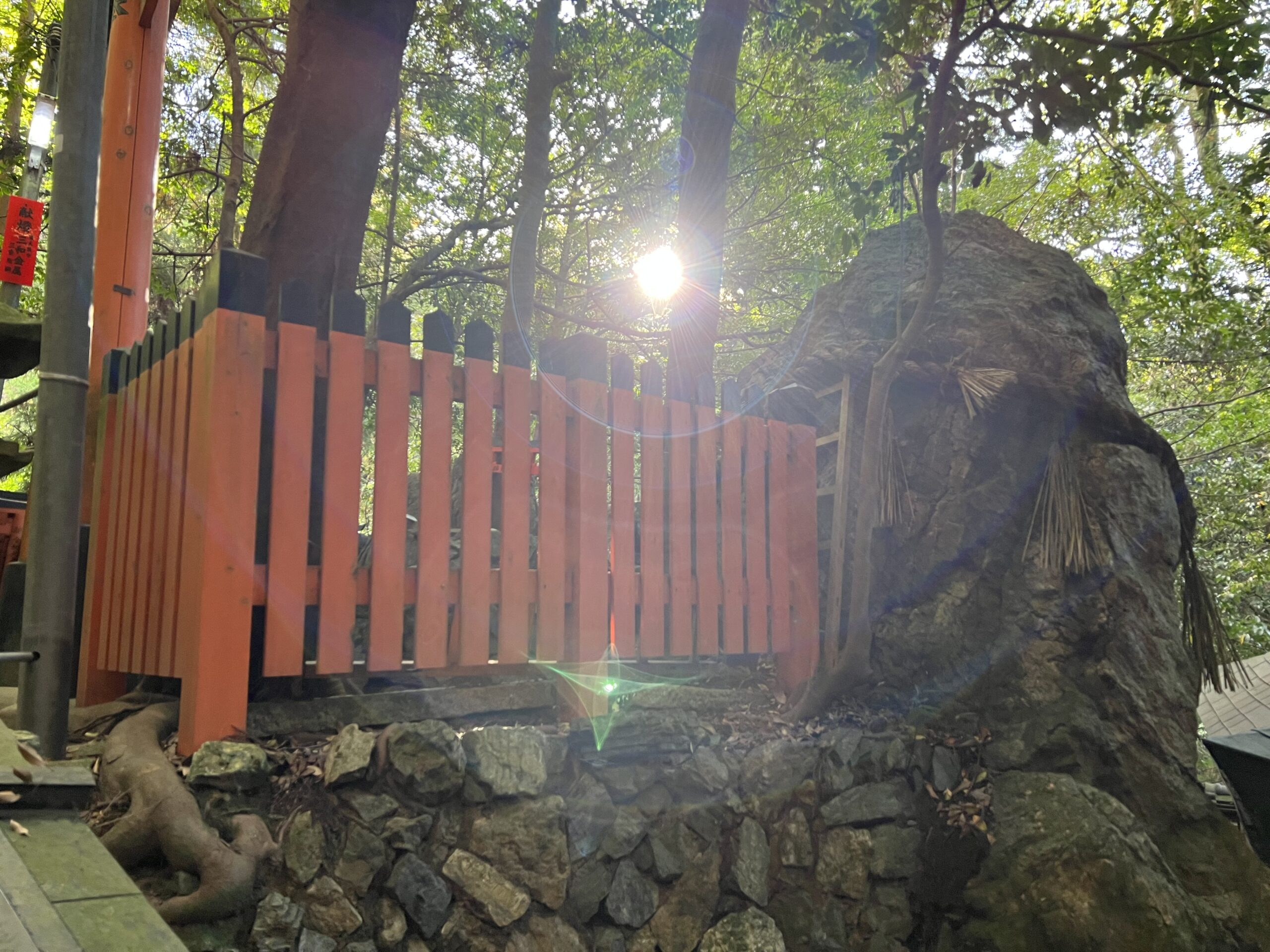 伏見稲荷大社の御神体の岩