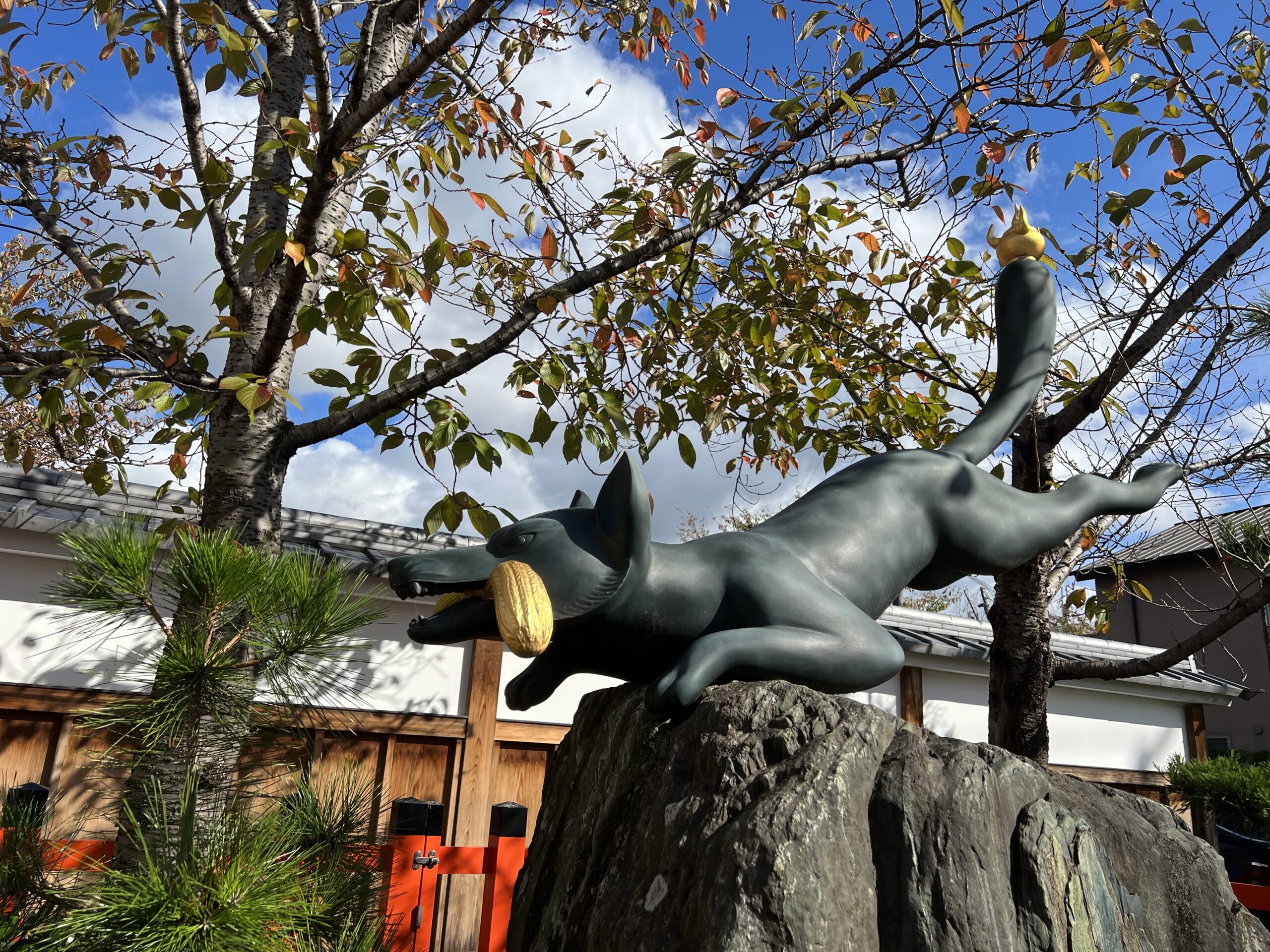 伏見稲荷大社の狛狐