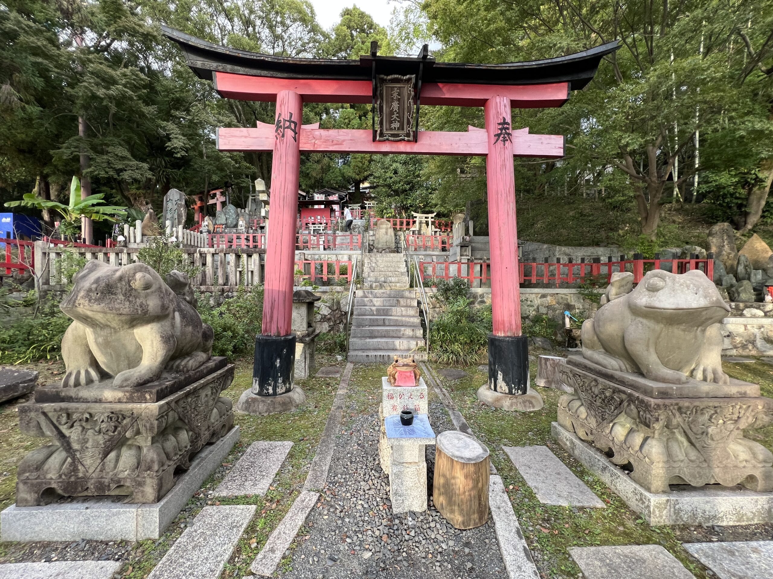 伏見稲荷大社・かえる像と鳥居