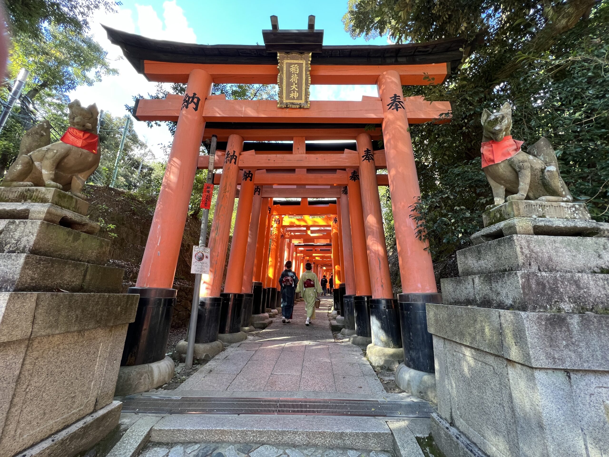 伏見稲荷大社の千本鳥居と狐像