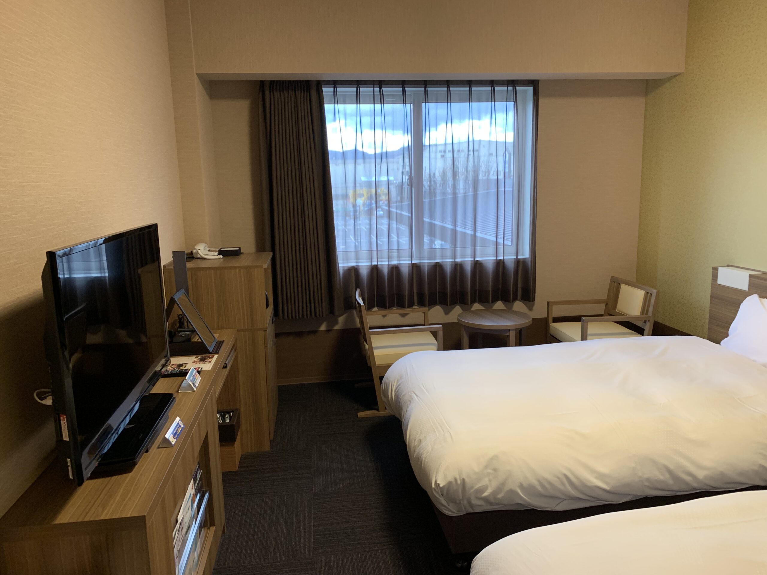 グランヴィリオホテル奈良 -和蔵- 客室のテレビとデスク