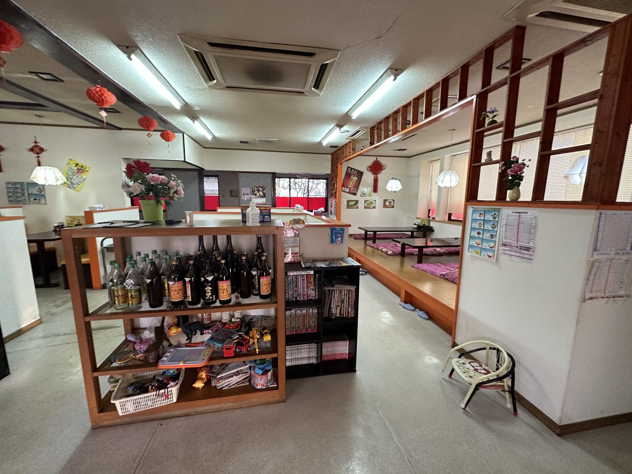 台湾料理 豊味軒の店内カウンターと座敷