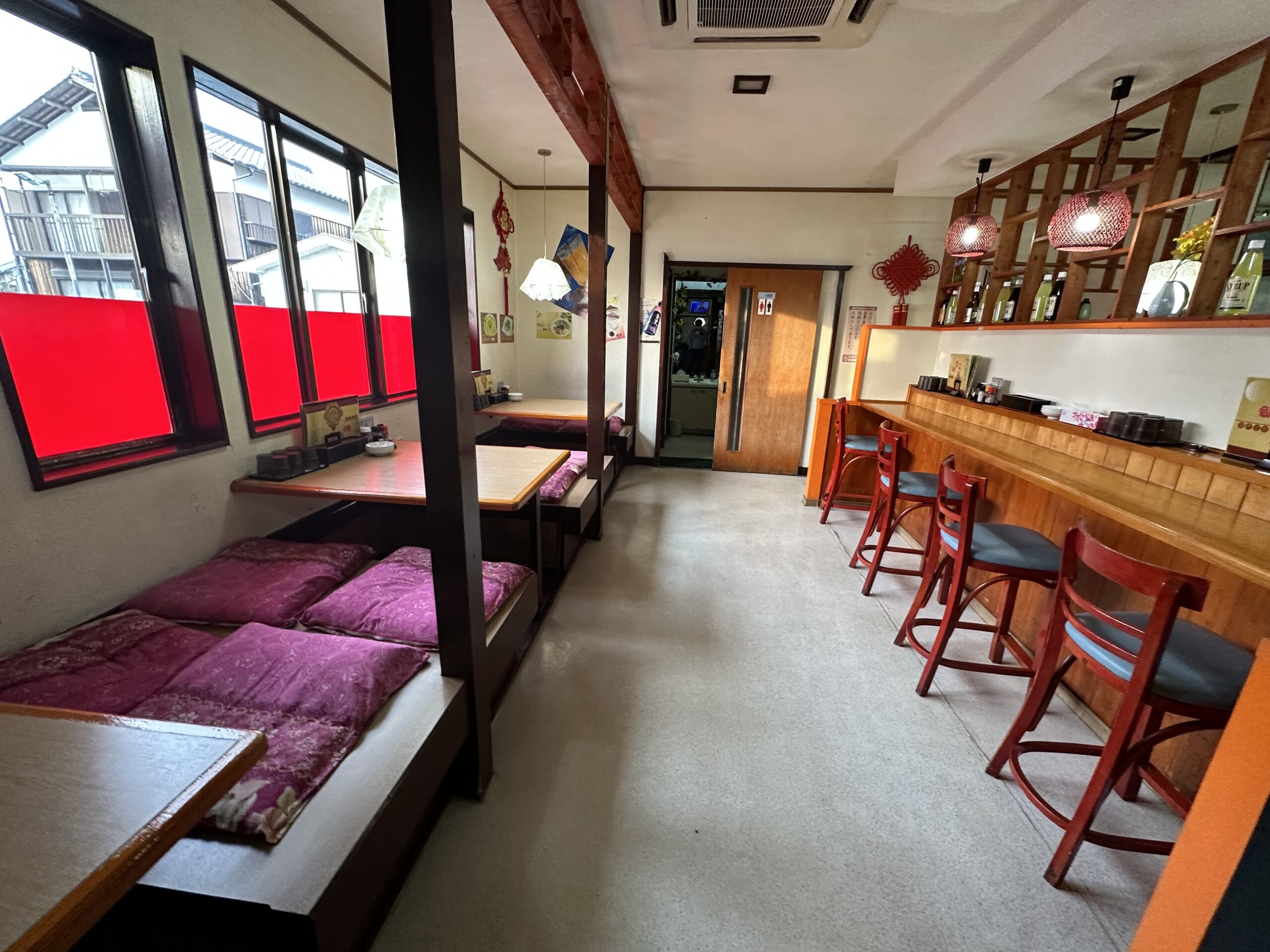 台湾料理 豊味軒の座敷席とカウンター席