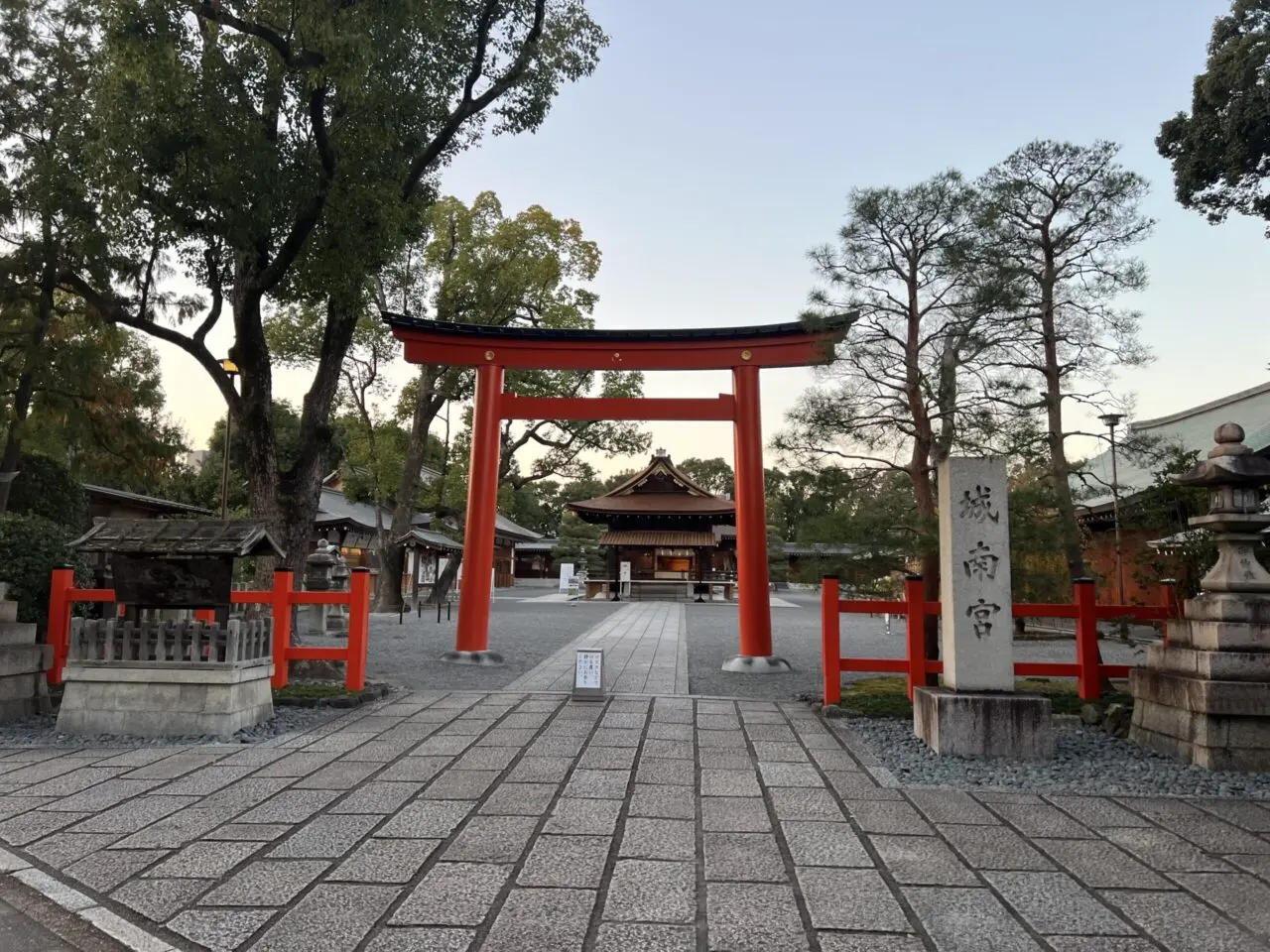 城南宮の石鳥居と梅