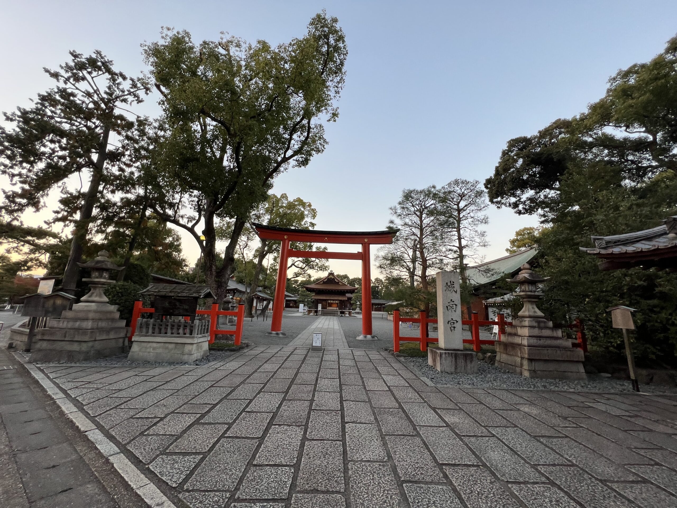 城南宮の外観・鳥居
