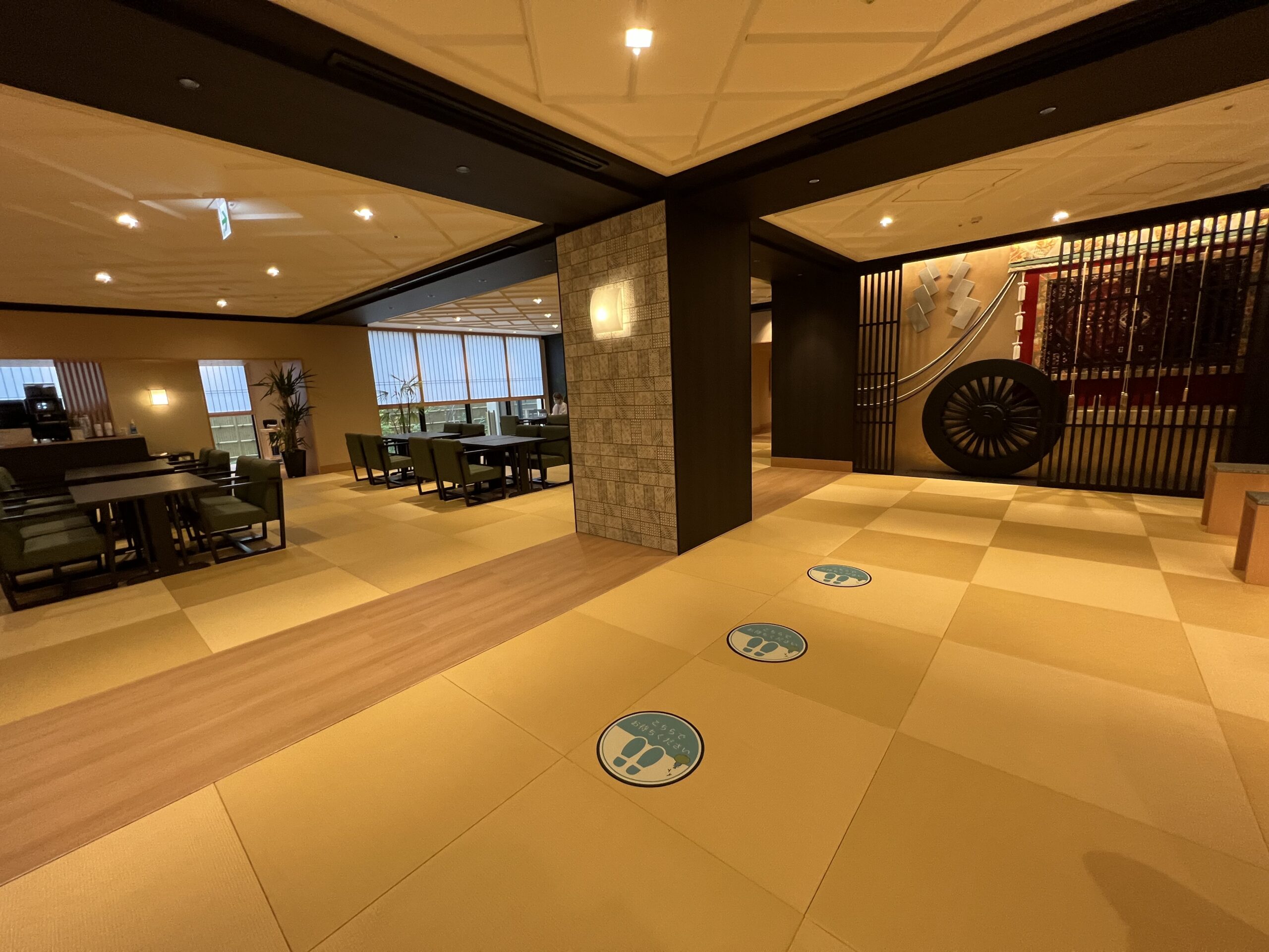 御宿 野乃京都七条のロビー（フロント方向）