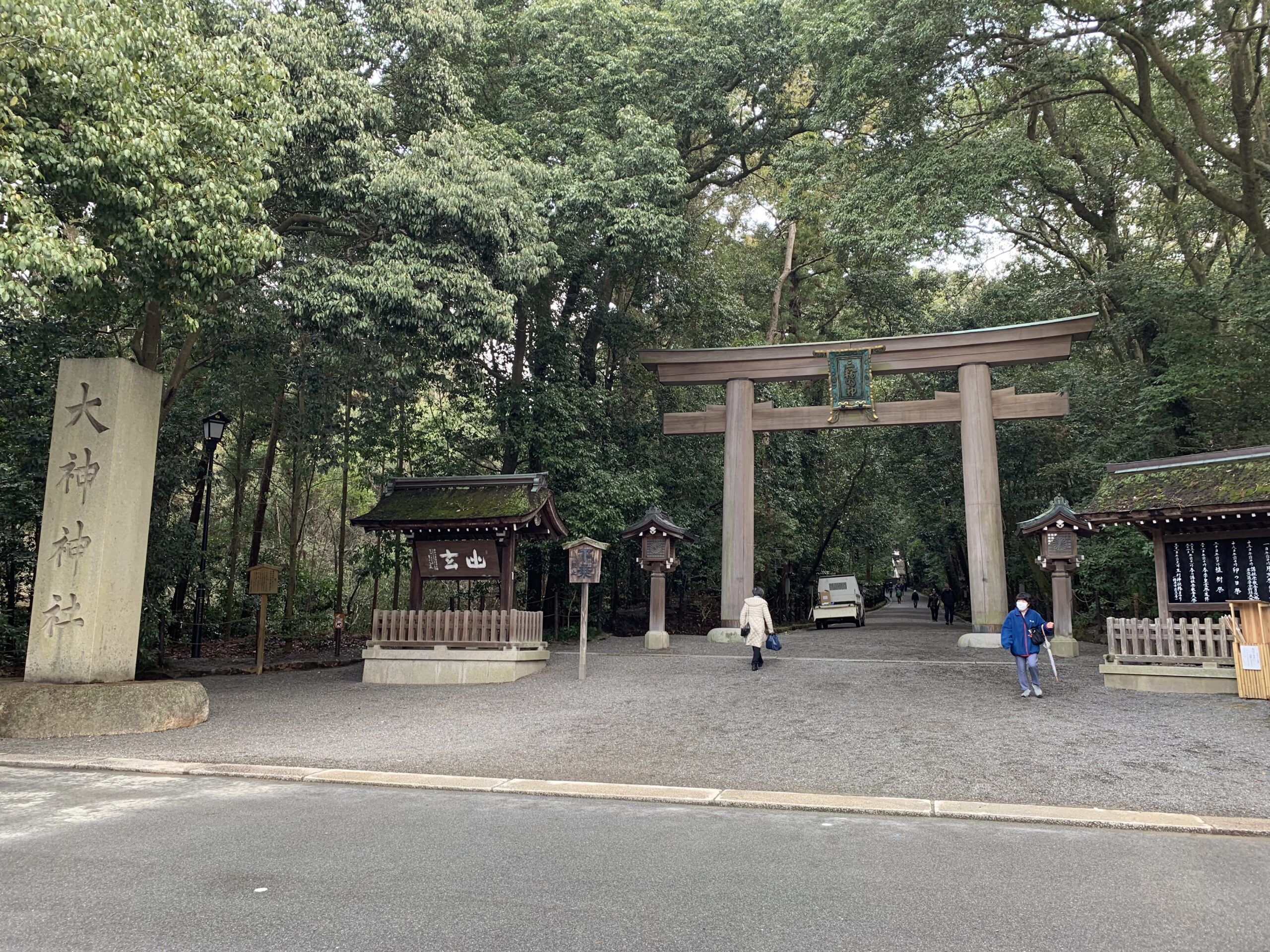 大神神社の境内入口（駐車場側）