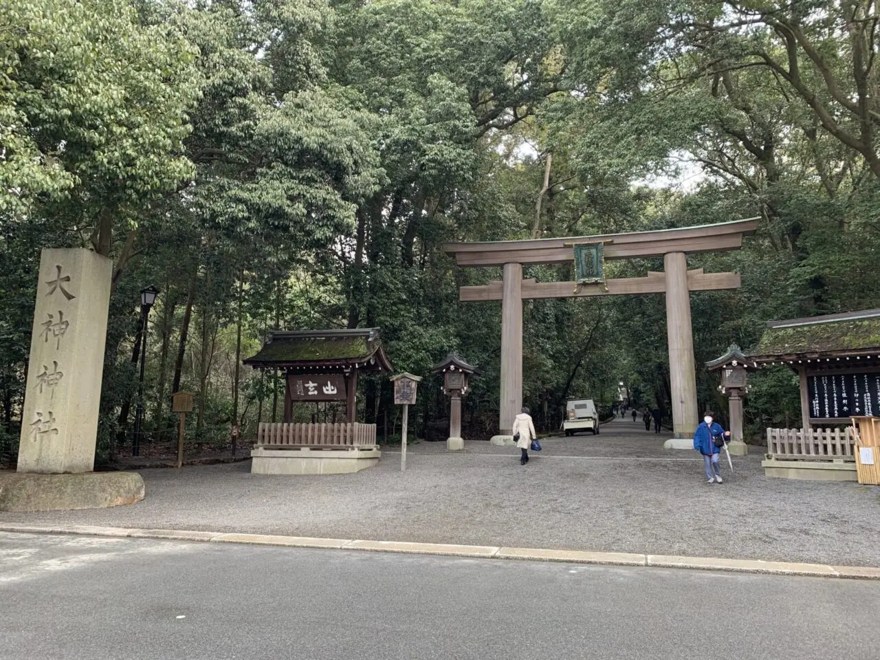 大神神社の境内入口（駐車場側）