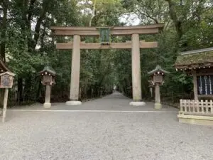 大神神社の二の鳥居（参道から）