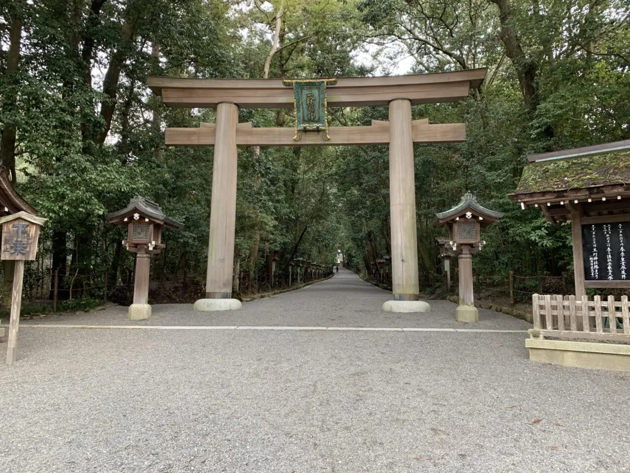 大神神社の二の鳥居（参道から）