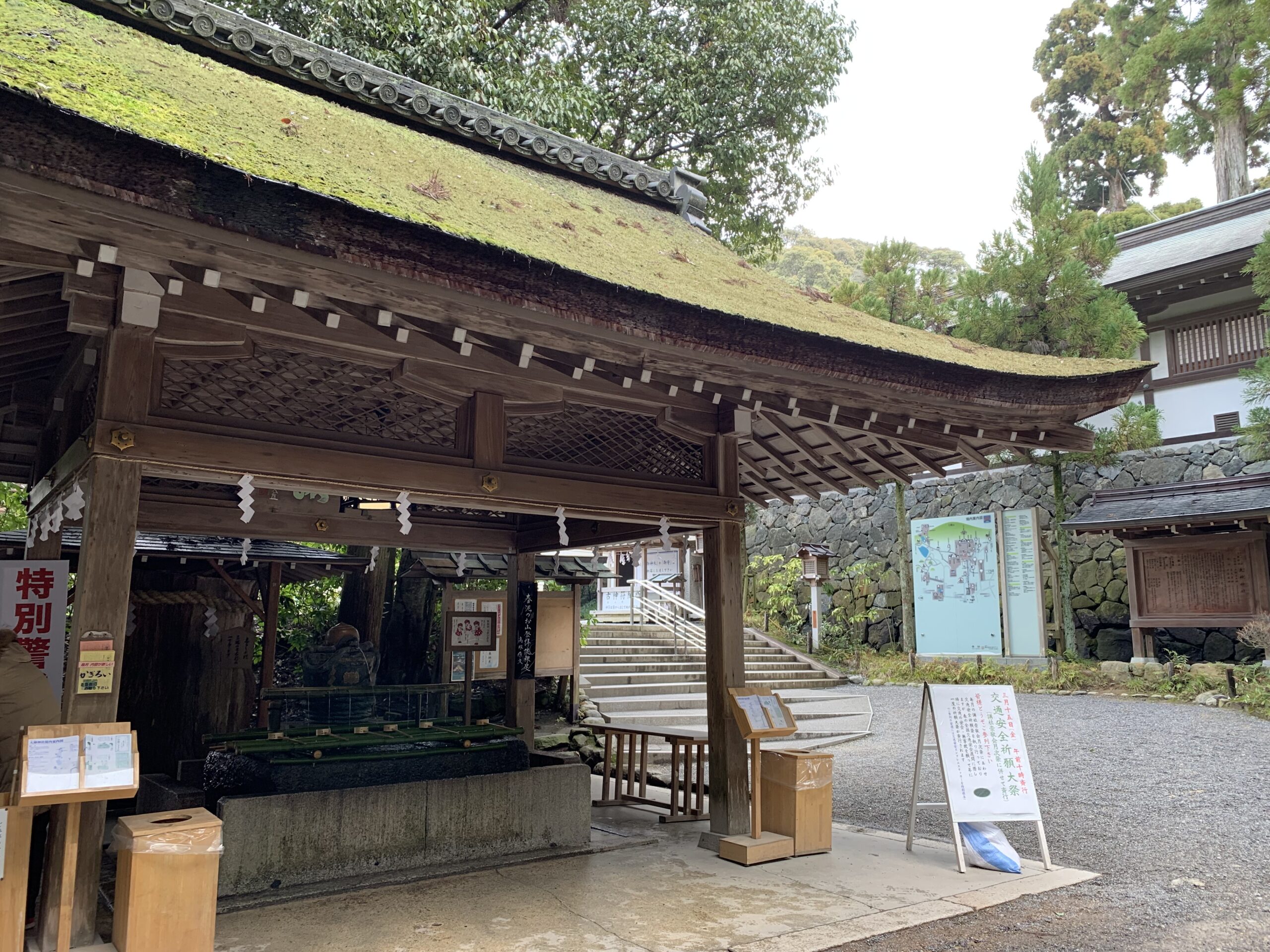 大神神社の拝殿（石段から）