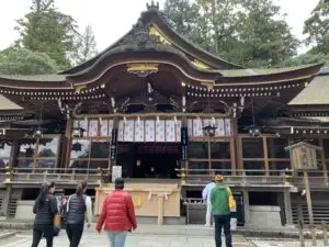 大神神社の拝殿（正面・参拝者）