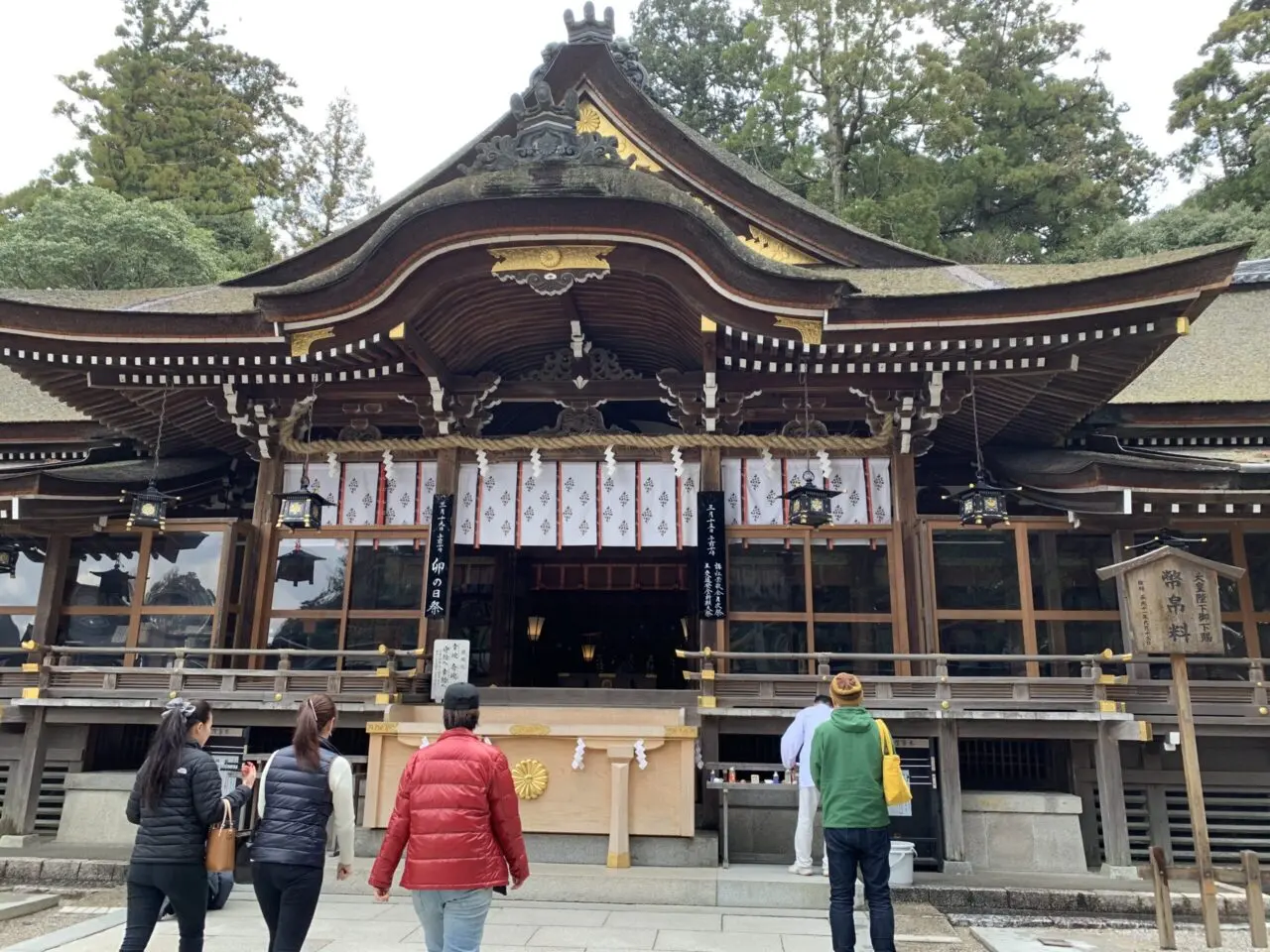 大神神社の拝殿（正面・参拝者）