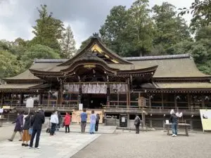 大神神社の拝殿（遠景）