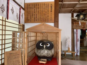 久延彦神社の知恵ふくろう像