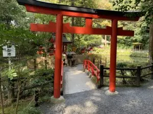 大神神社の摂社（巳の池 赤鳥居）