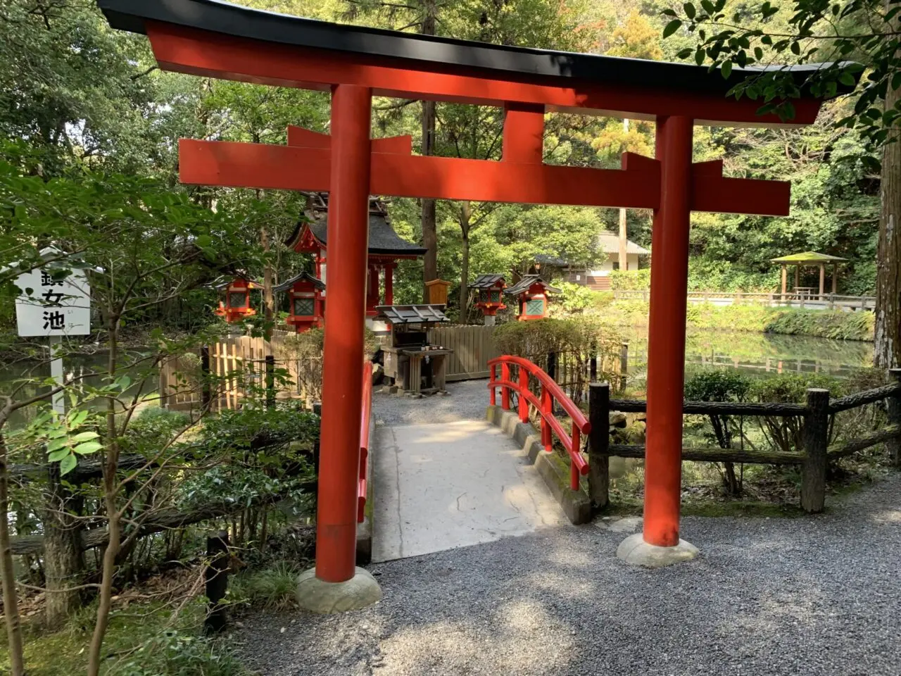大神神社の摂社（巳の池 赤鳥居）