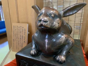 大神神社のなでうさぎ
