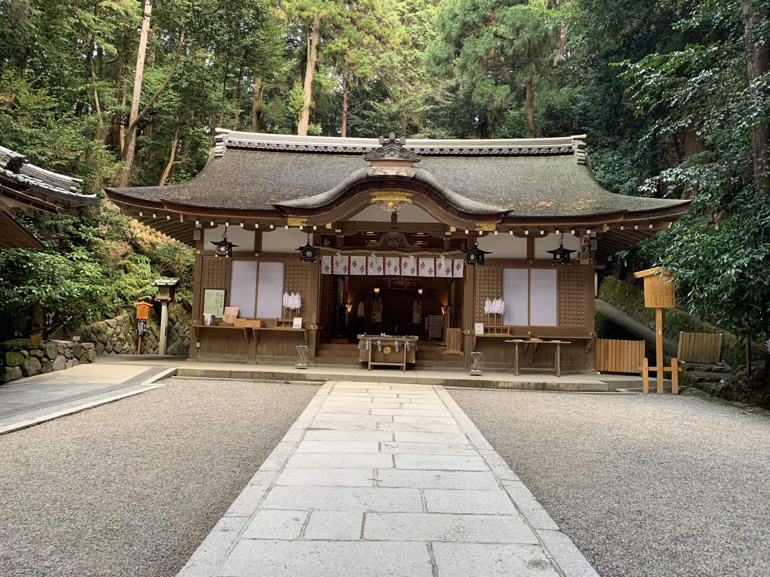 狭井神社の拝殿