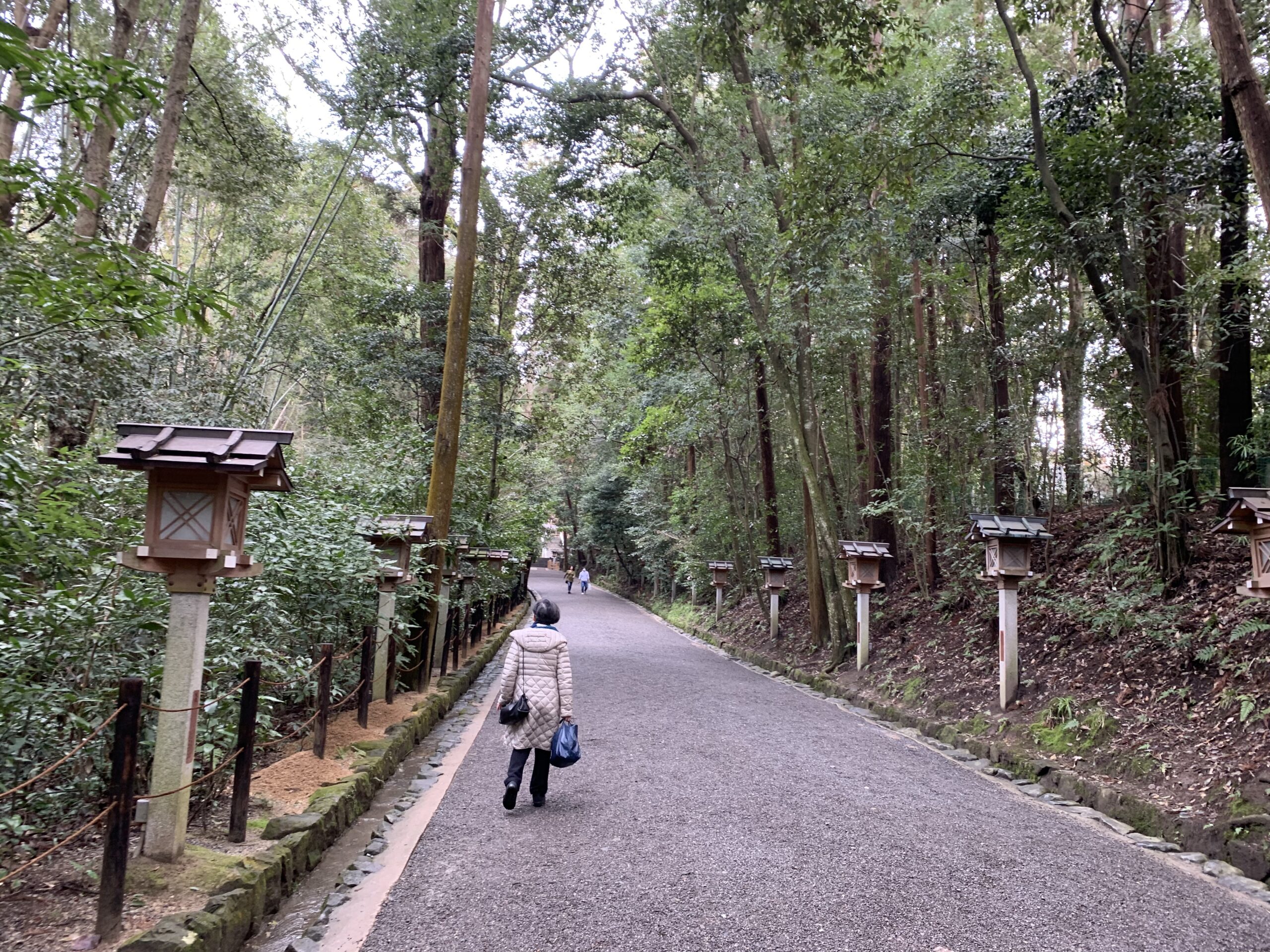 大神神社の参道（石灯籠が並ぶ）