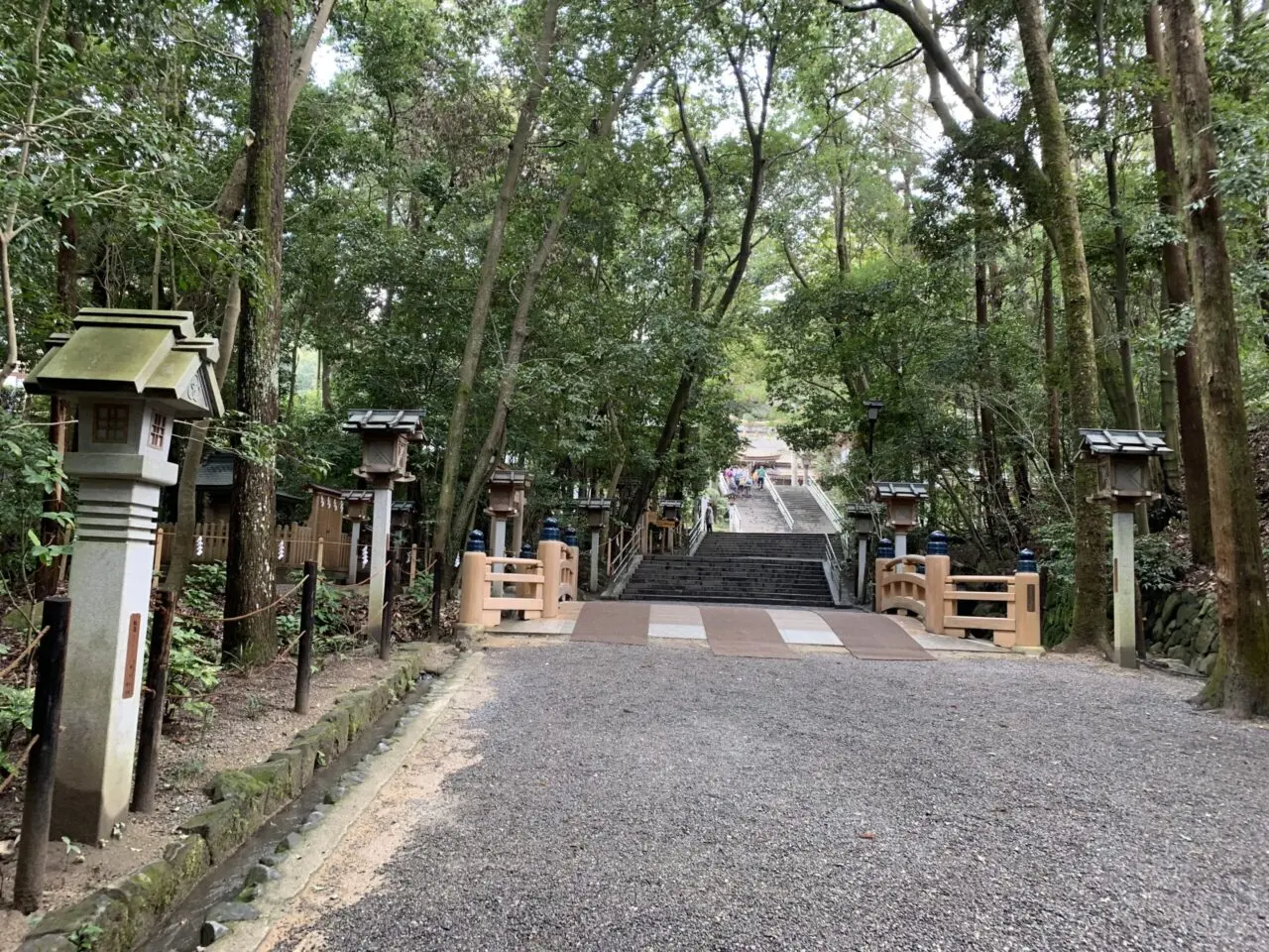 大神神社の参道（木漏れ日の中）