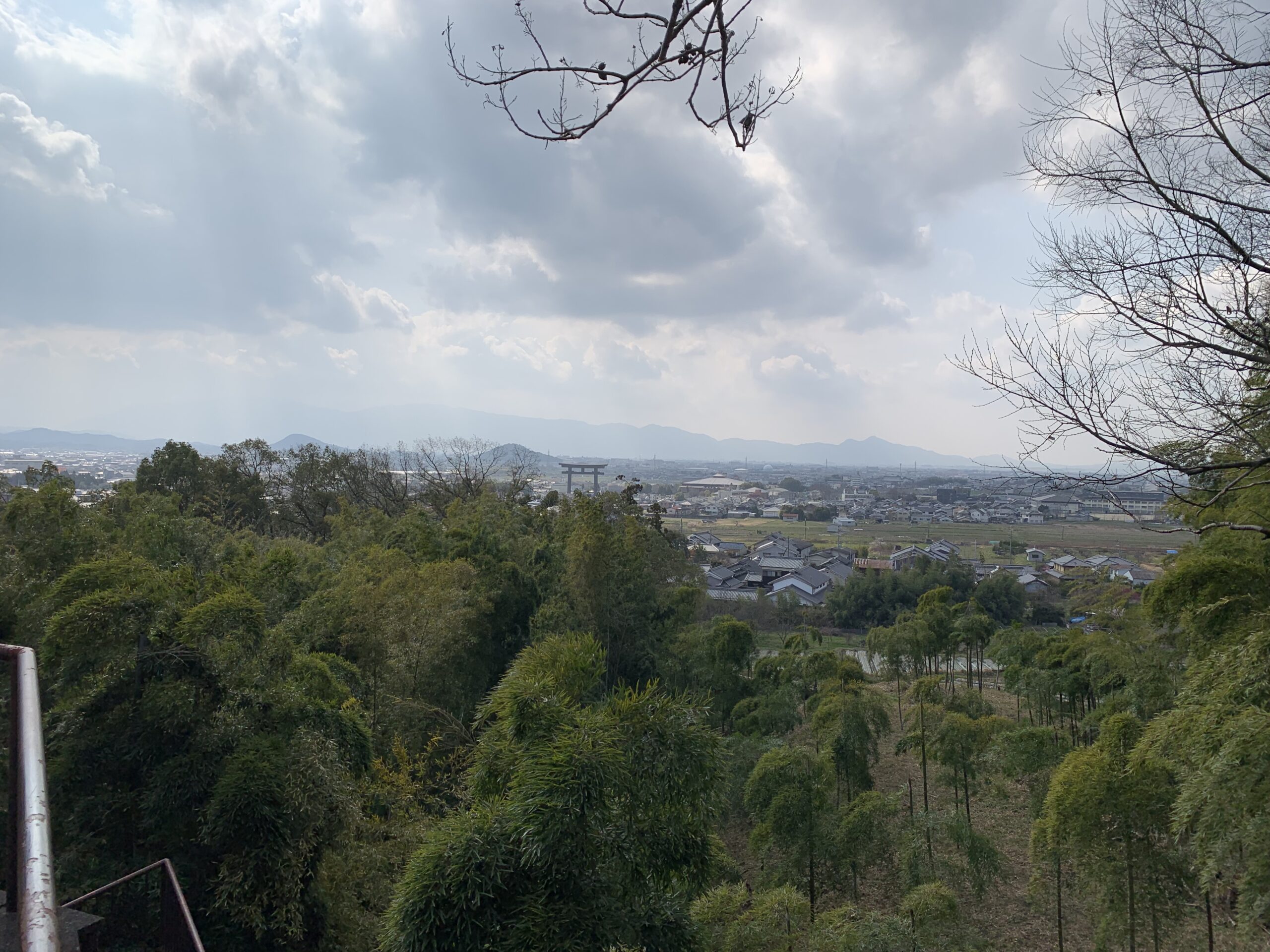 久延彦神社展望台から見た奈良盆地と大鳥居