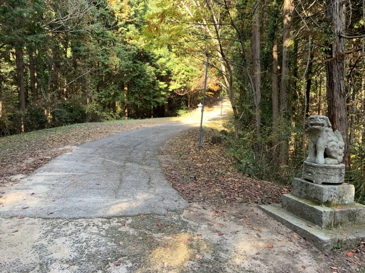 サムハラ神社 奥の宮の参道入口・狛犬