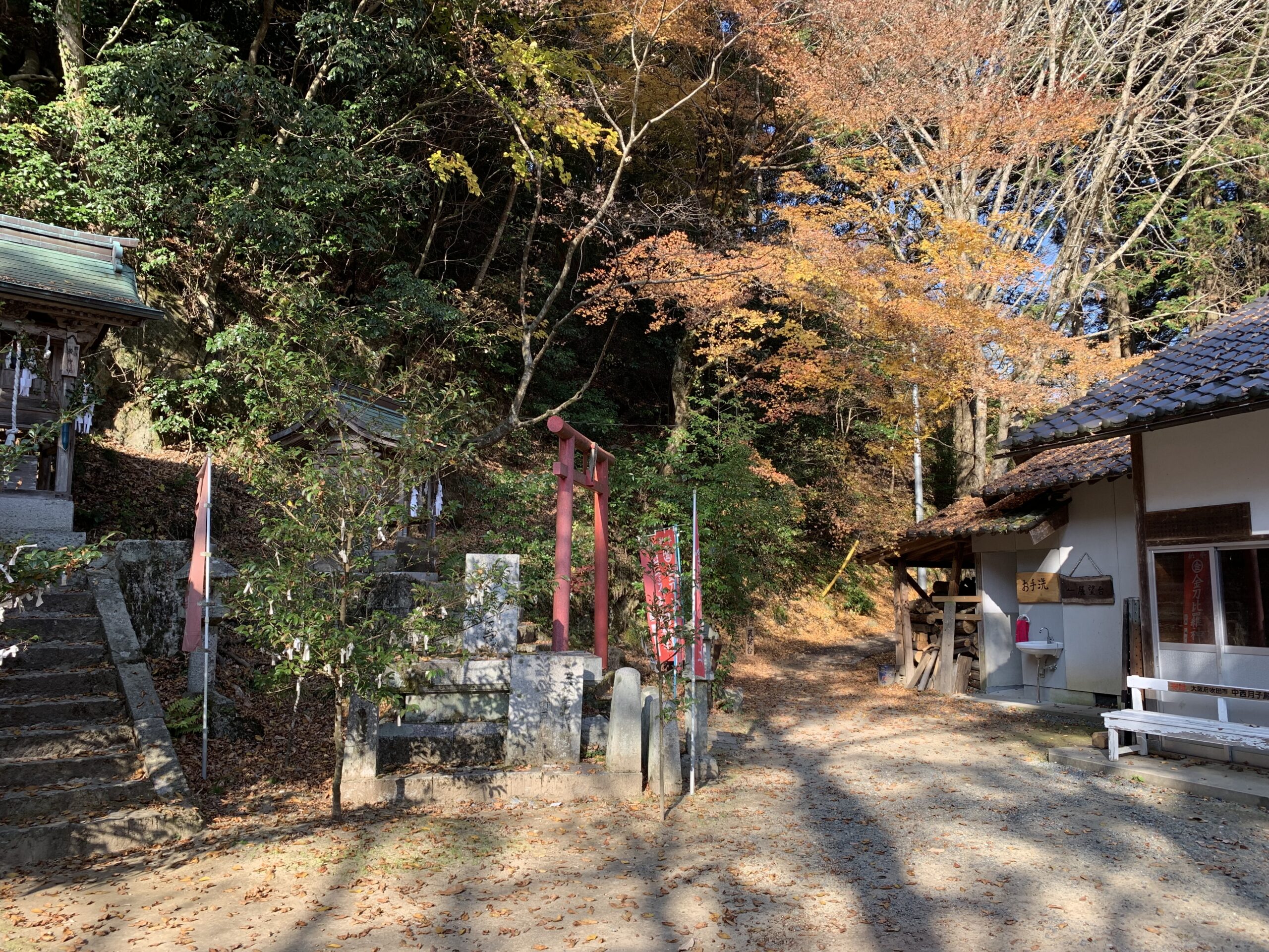 サムハラ神社 奥の宮の境内と紅葉
