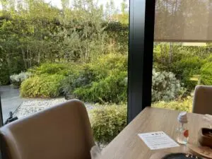 梅小路ポテル京都の朝食席から見た庭園