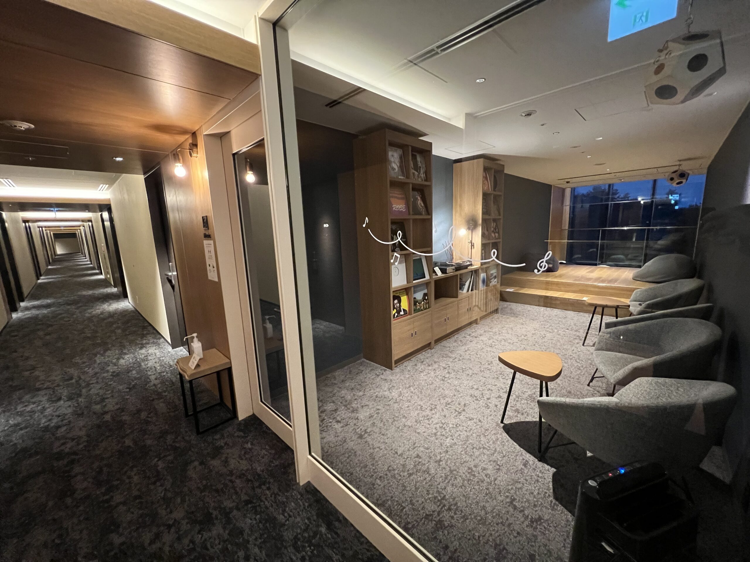 梅小路ポテル京都のMusicラウンジ廊下